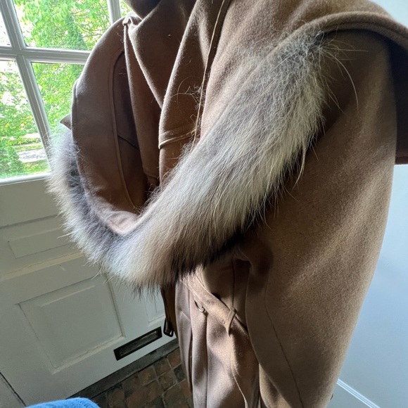 Burberry women’s coat with fur size 38 - Picture 3 of 7